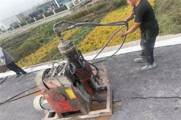 北林马路面下沉注浆加固